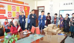 白银区区委书记王琳玺一行在白银同馨医养院看望慰问老人