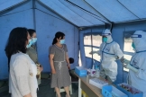 白银市第一人民医院工会主席李树华慰问外派核酸采样点工作人员